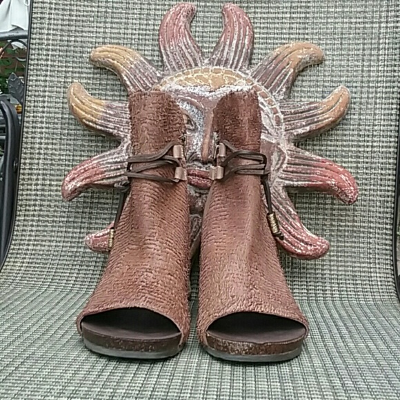 OTBT leather peep toe bootie NEW - Picture 6 of 8